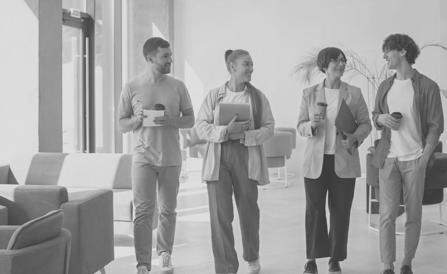 Équipe de contrôleurs de gestion travaillant sur l'analyse d'écarts budgétaires en réunion