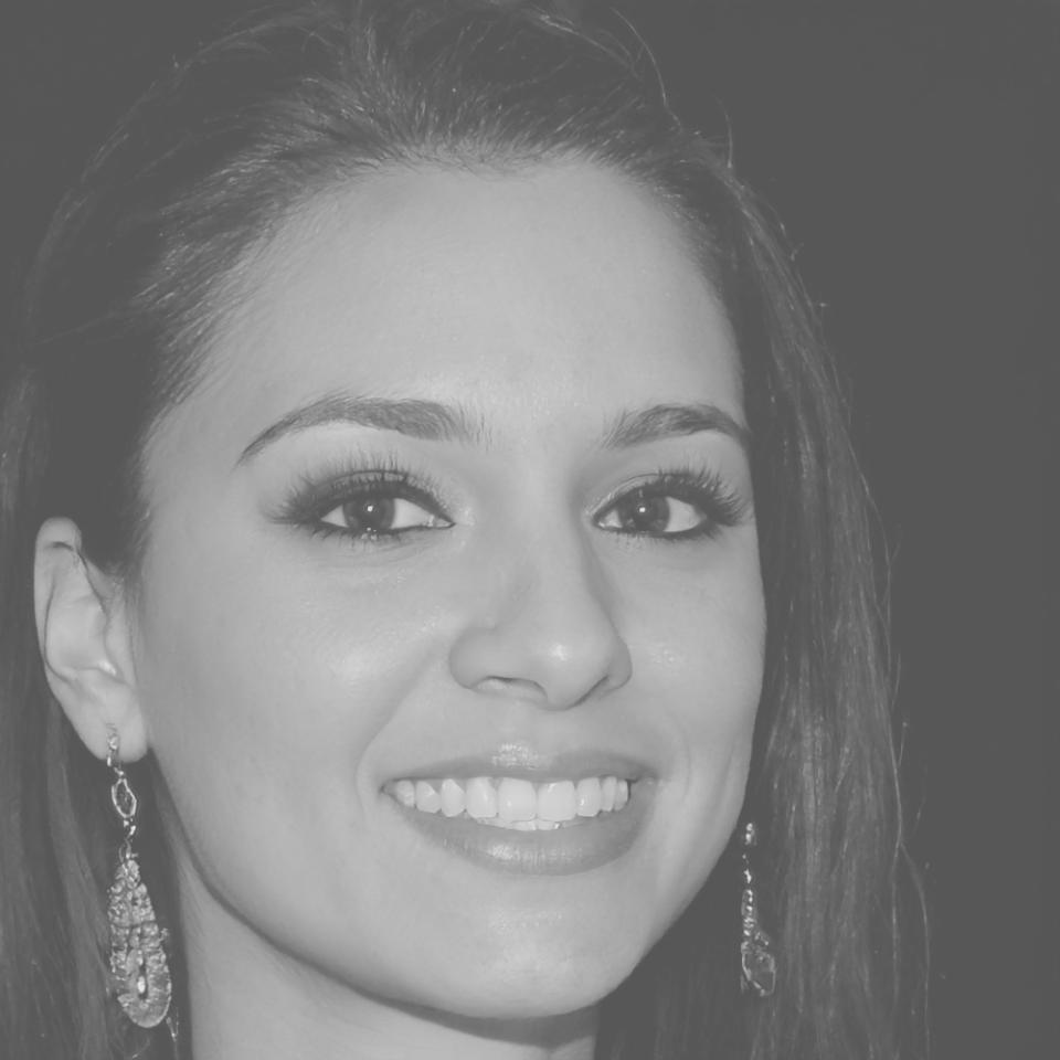 Consultante en finance analysant des écarts budgétaires avec des outils numériques