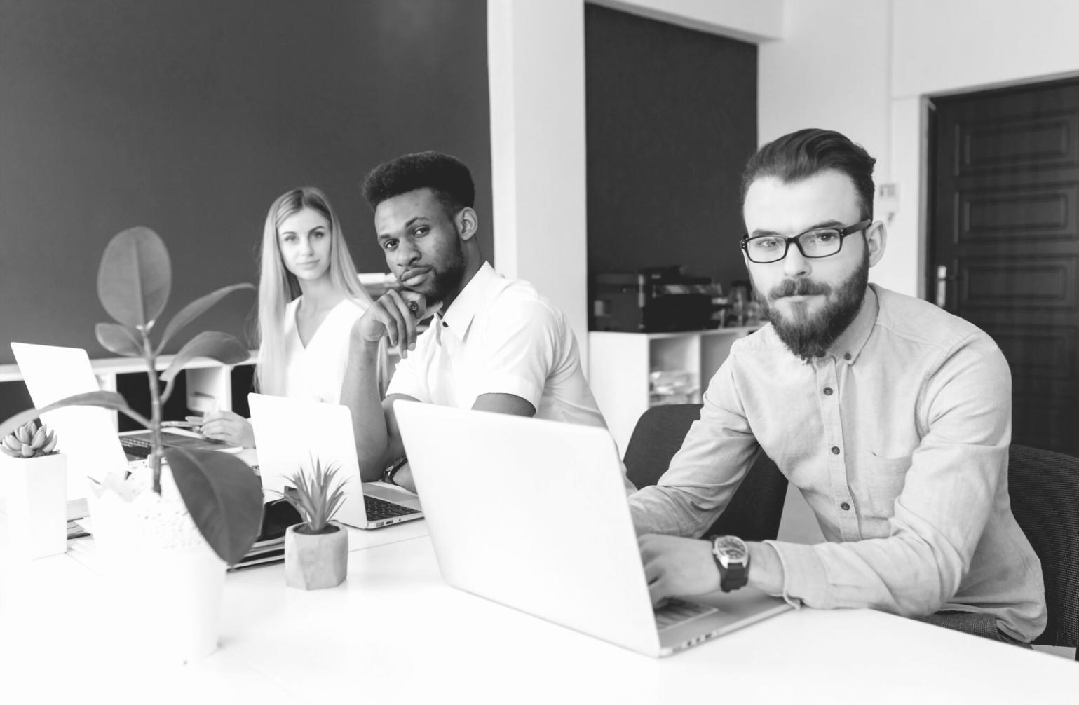 Professionnel analysant des données financières sur écran d'ordinateur avec graphiques budgétaires